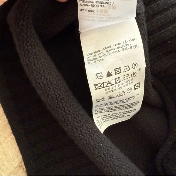 LEVI’S Women’s Black Turtleneck Sweater - Picture 4 of 4